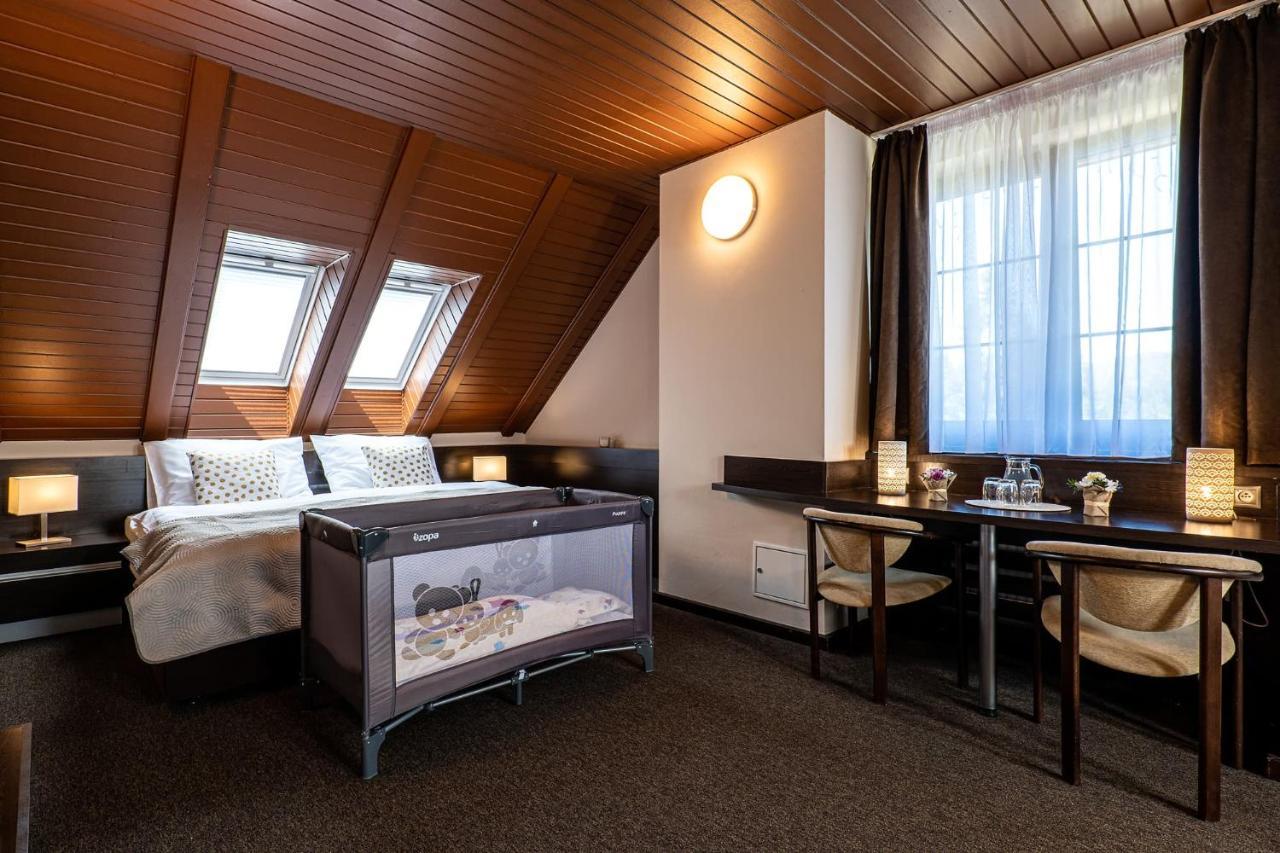 Wellness Hotel po Kyčmolem Horní Lomná Esterno foto